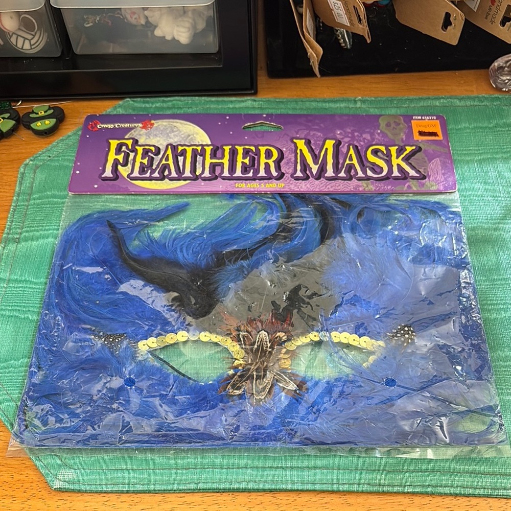 🟢 Blue Feather Mask